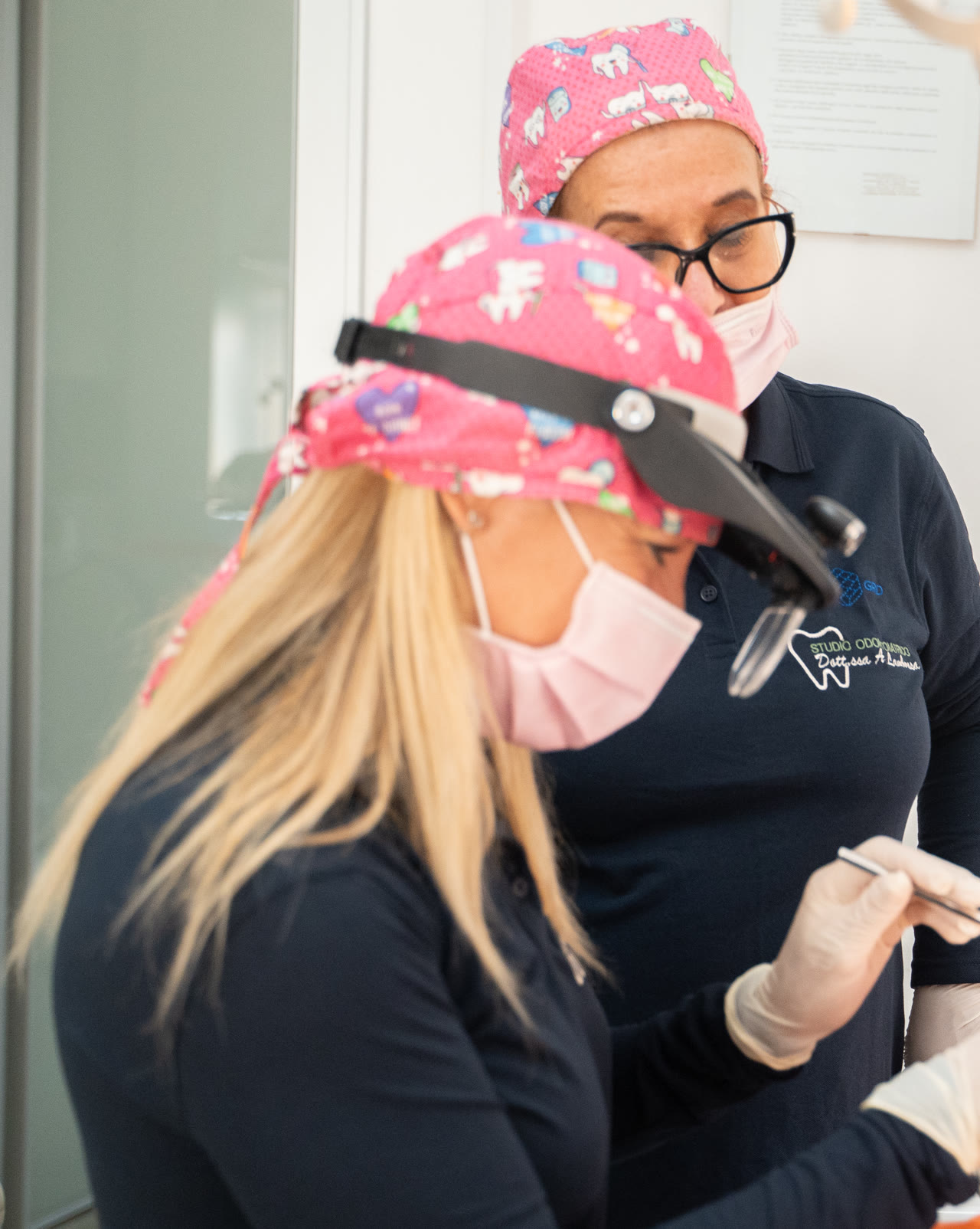 La Dott.ssa Anna Lambrosa al lavoro con un'assistente
