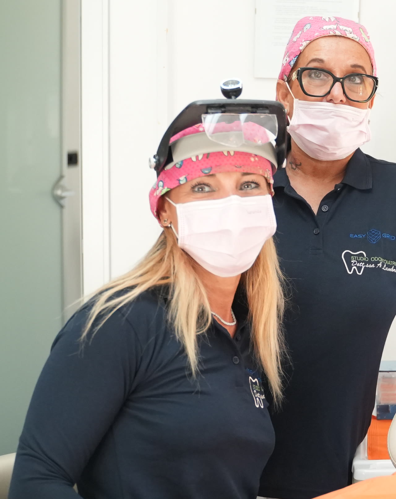 La Dott.ssa Anna Lambrosa e un'assistente nella sala visite